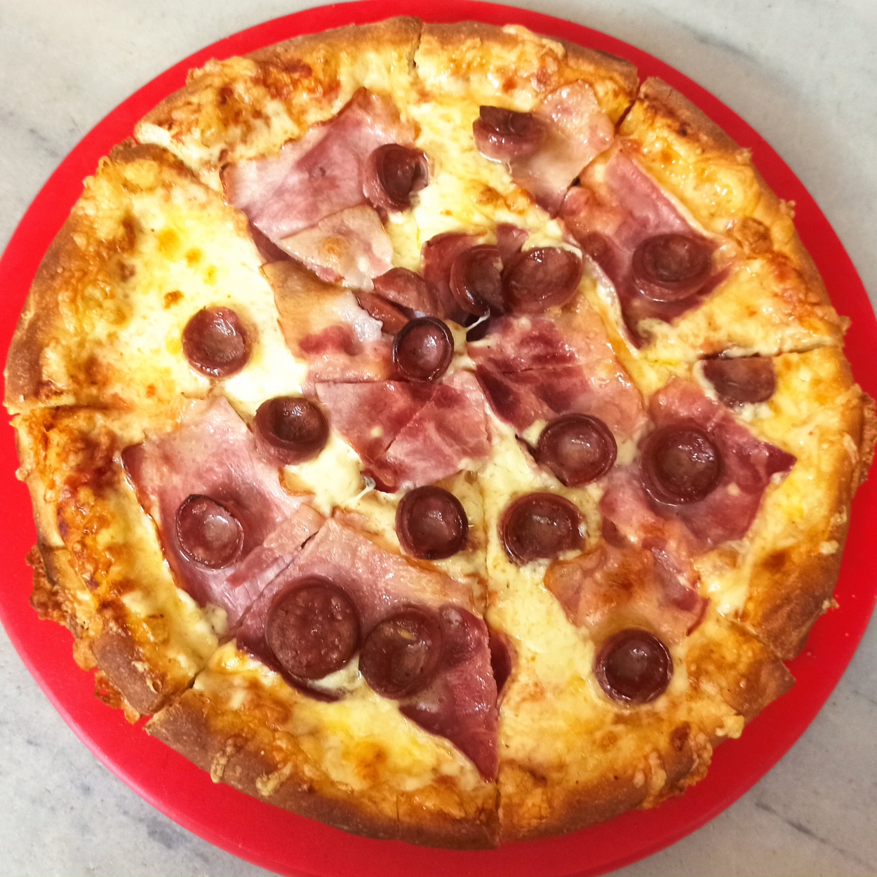 Πίτσα Μπέικον Λουκάνικο