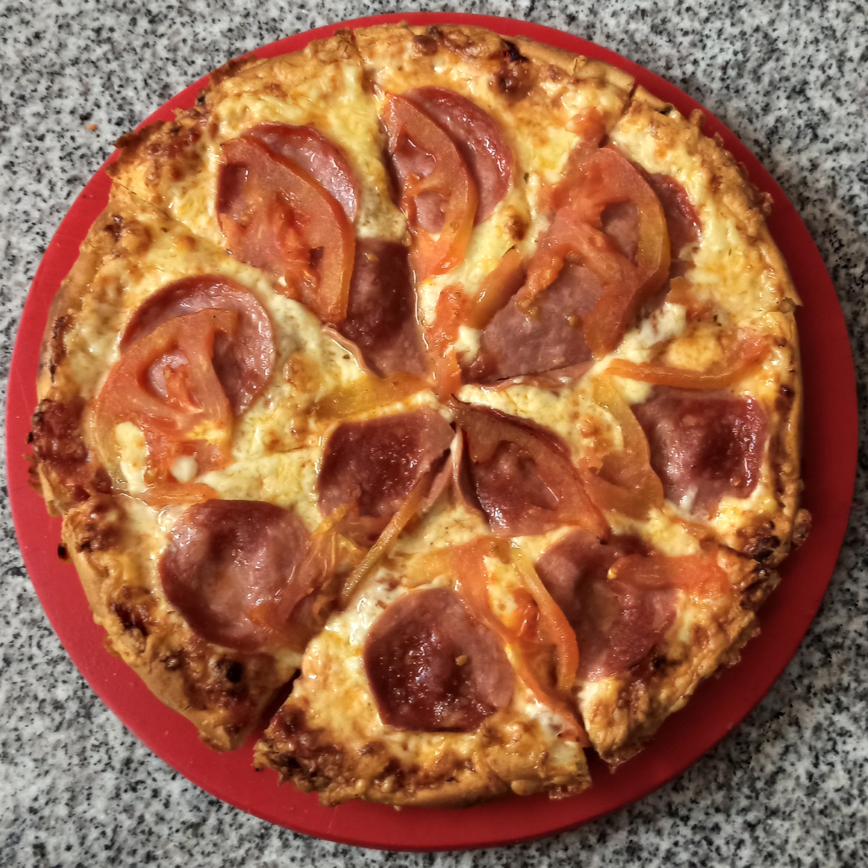 Πίτσα Πεπερόνι Ντομάτα