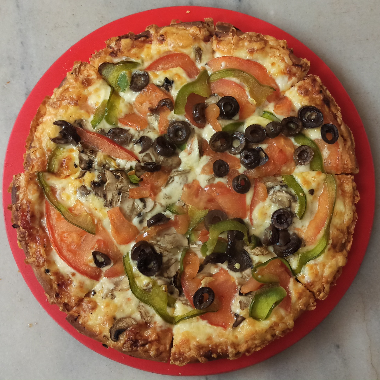 Πίτσα Μανιτάρια Ντομάτα ελιές Κρεμμύδι Πιπεριά